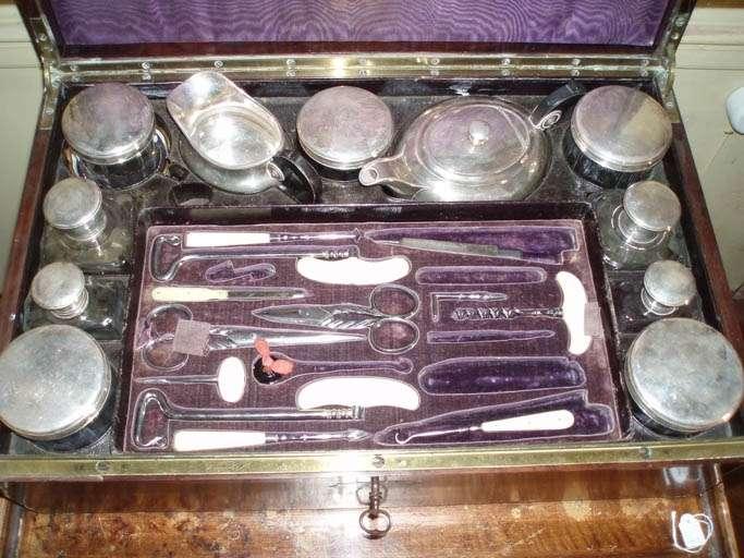 coffret de toilette (nécessaire de voyage). Accessoires de voyage.