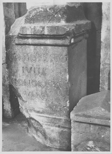 stèle funéraire : cippe d'Aulus Attius, vue générale - © Ministère de la Culture (France), Médiathèque du patrimoine et de la photographie (objets mobiliers), tous droits réservés