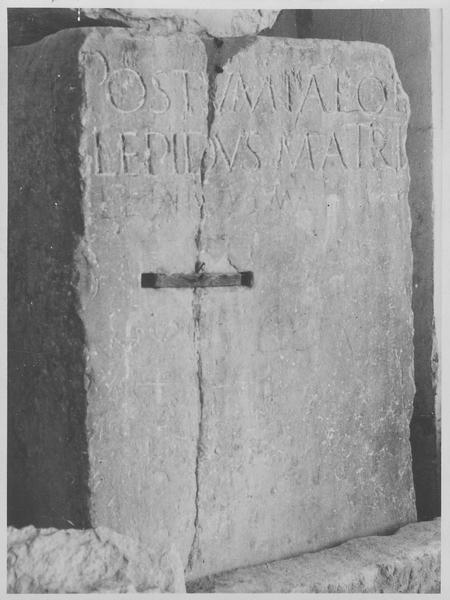 stèle funéraire : cippe de Postumia, vue générale - © Ministère de la Culture (France), Médiathèque du patrimoine et de la photographie (objets mobiliers), tous droits réservés