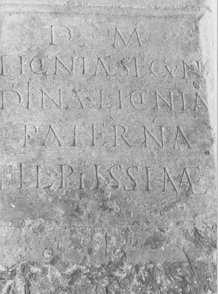 plaque funéraire, vue générale
