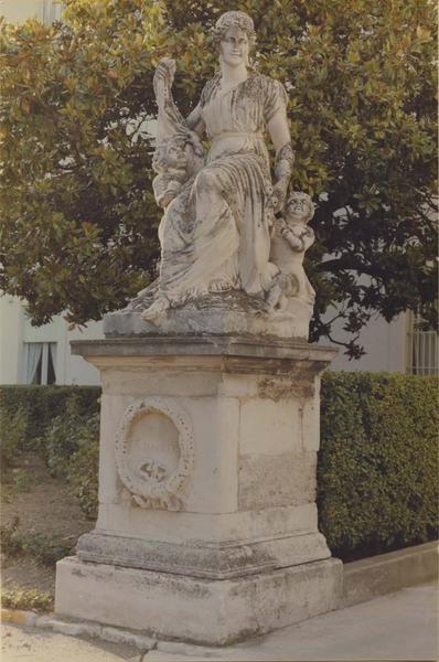 groupe sculpté : la charité, vue générale - © Ministère de la Culture (France), Médiathèque du patrimoine et de la photographie (objets mobiliers), tous droits réservés