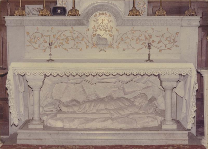 autel, statue : Christ gisant, vue générale