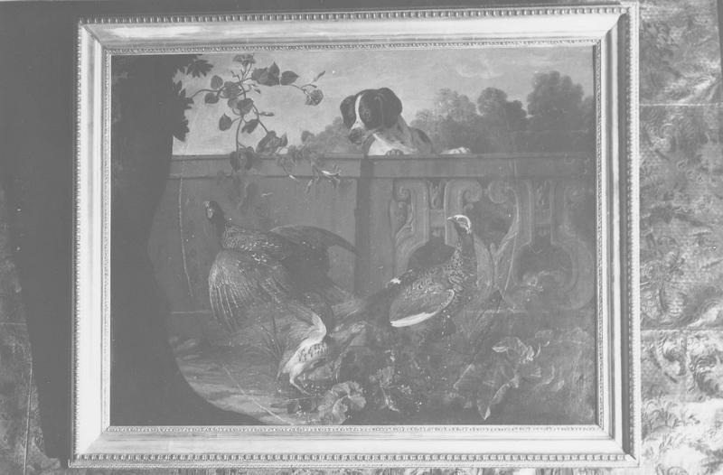 tableau : deux faisans et une perdrix observés par un chien, vue générale