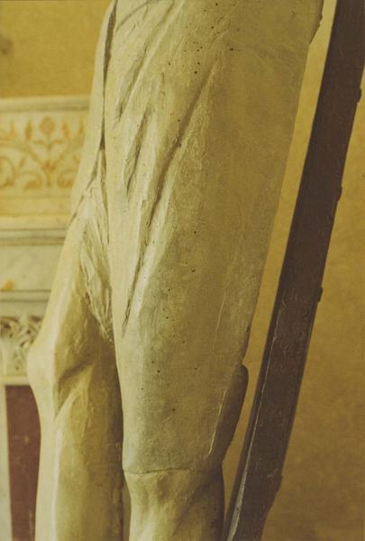 statue : Christ en croix, détail des jambes - © Ministère de la Culture (France), Médiathèque du patrimoine et de la photographie (objets mobiliers), tous droits réservés