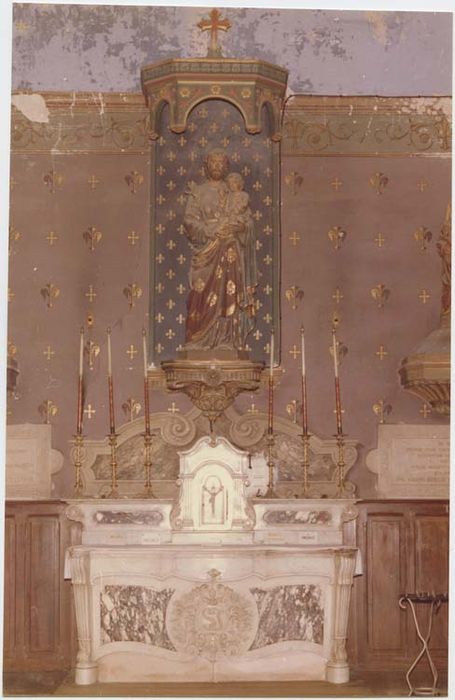 ensemble de l'autel secondaire de Saint Joseph (autel, 6 chandeliers d'autel, statue de saint Joseph et l'Enfant, peinture monumentale)