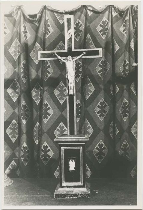 croix (crucifix aux trois fleurs de lys)