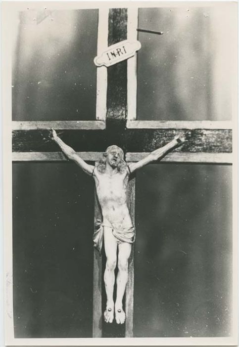 croix (crucifix aux trois fleurs de lys)