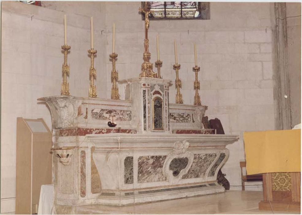 ensemble du maître-autel (autel, 2 gradins d'autel, tabernacle) ;garniture du maître-autel (6 chandeliers) 