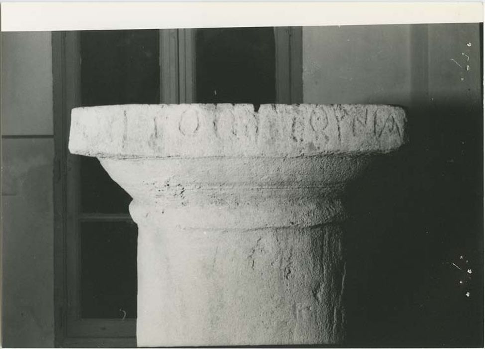 colonne à inscription gallo-grecque - © Ministère de la Culture (France), Médiathèque du patrimoine et de la photographie, diffusion GrandPalaisRmn Photo