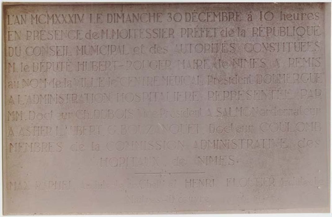 plaque commémorative de la fondation de l'hôpital Gaston Doumergue - © Ministère de la Culture (France), Médiathèque du patrimoine et de la photographie, diffusion GrandPalaisRmn Photo
