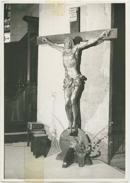 statue : Christ en croix