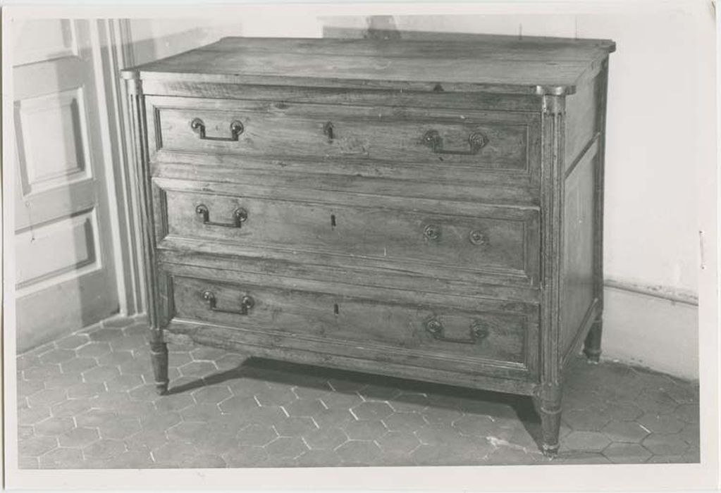 Commode à trois tiroirs provenant de la chambre de Guy