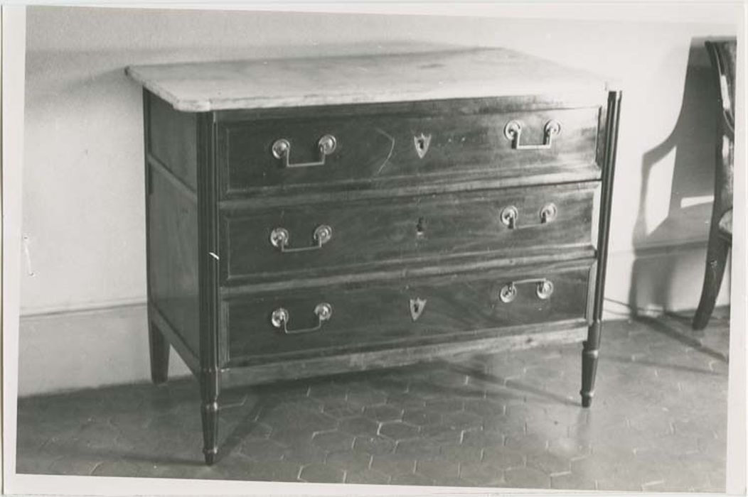 Commode rustique provenant de la chambre de Guy