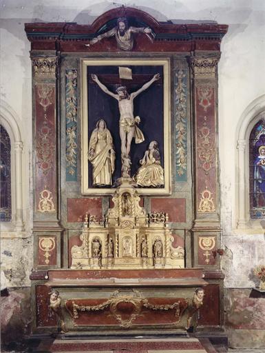 autel et retable avec Crucifixion et tabernacle, bois sculpté, peint et doré