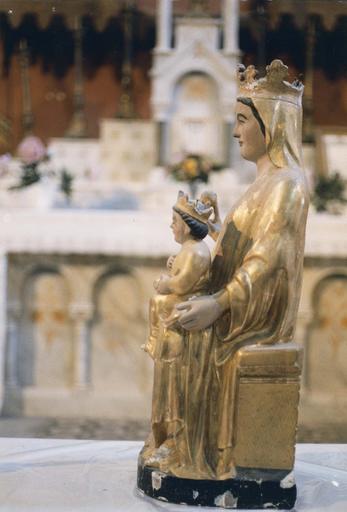 groupe sculpté : Vierge à l'Enfant tenant une pomme, vue de côté, bois peint et doré