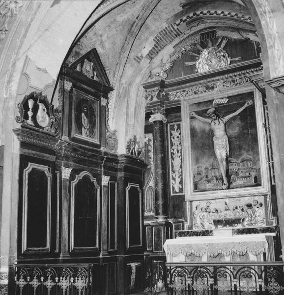 retable, revêtement mural, deux bas-reliefs, le Christ en croix, vue d'ensemble