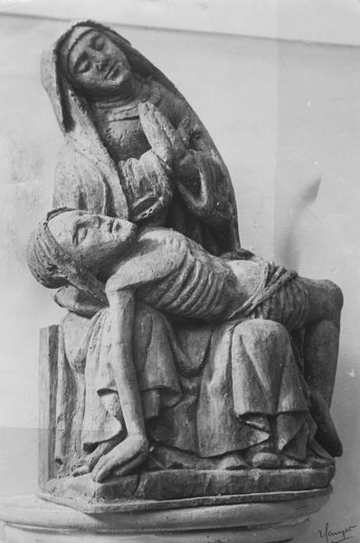 groupe sculpté : Vierge de Pitié - © Ministère de la Culture (France), Médiathèque du patrimoine et de la photographie (objets mobiliers), tous droits réservés