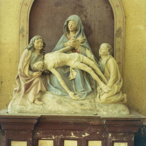groupe sculpté : Vierge de Pitié, sainte Madeleine et saint Jean - © Ministère de la Culture (France), Médiathèque du patrimoine et de la photographie (objets mobiliers), tous droits réservés