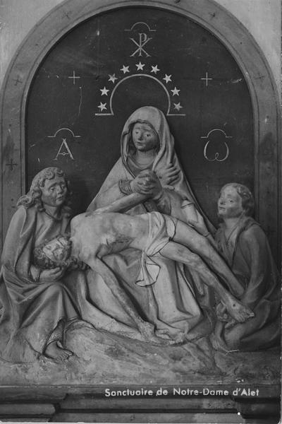 groupe sculpté : Vierge de Pitié, sainte Madeleine et saint Jean, détail - © Ministère de la Culture (France), Médiathèque du patrimoine et de la photographie (objets mobiliers), tous droits réservés