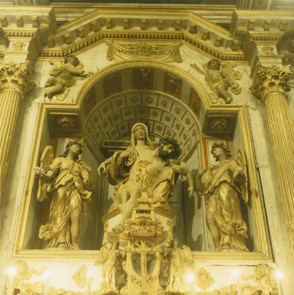 groupe sculpté : Vierge de Pitié, deux angelots, détail - © Ministère de la Culture (France), Médiathèque du patrimoine et de la photographie (objets mobiliers), tous droits réservés