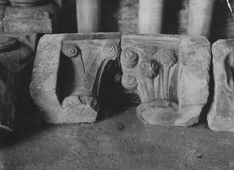 détails des chapiteaux du bas - © Ministère de la Culture (France), Médiathèque du patrimoine et de la photographie (objets mobiliers), tous droits réservés