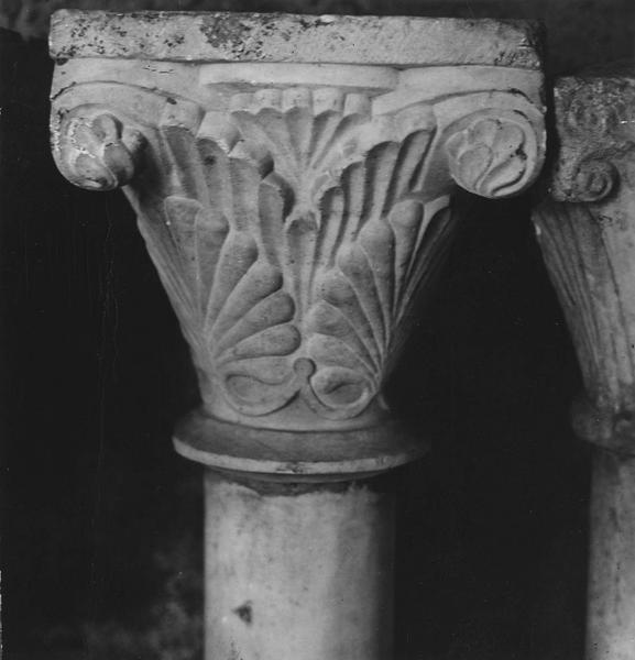 détails des chapiteaux portant de la gauche (rang supérieur) - © Ministère de la Culture (France), Médiathèque du patrimoine et de la photographie (objets mobiliers), tous droits réservés