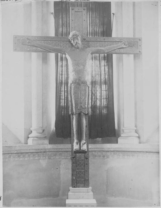 statue : Christ en croix