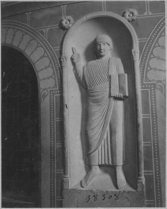 bas-relief : Personnage bénissant