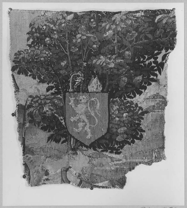 pièce murale : verdure et blason épiscopal, fragment