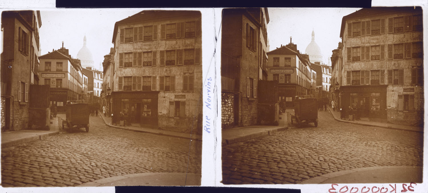 Perspective sur la rue Norvins, le dôme de Montmartre en arrière-plan