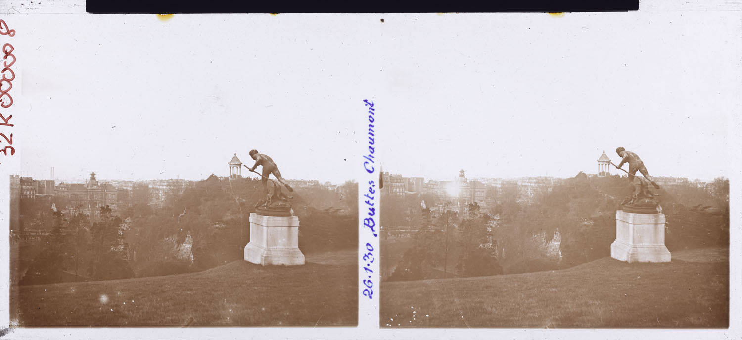 Sculpture dans le parc des Buttes Chaumont, le temple de la Sibylle en arrière-plan