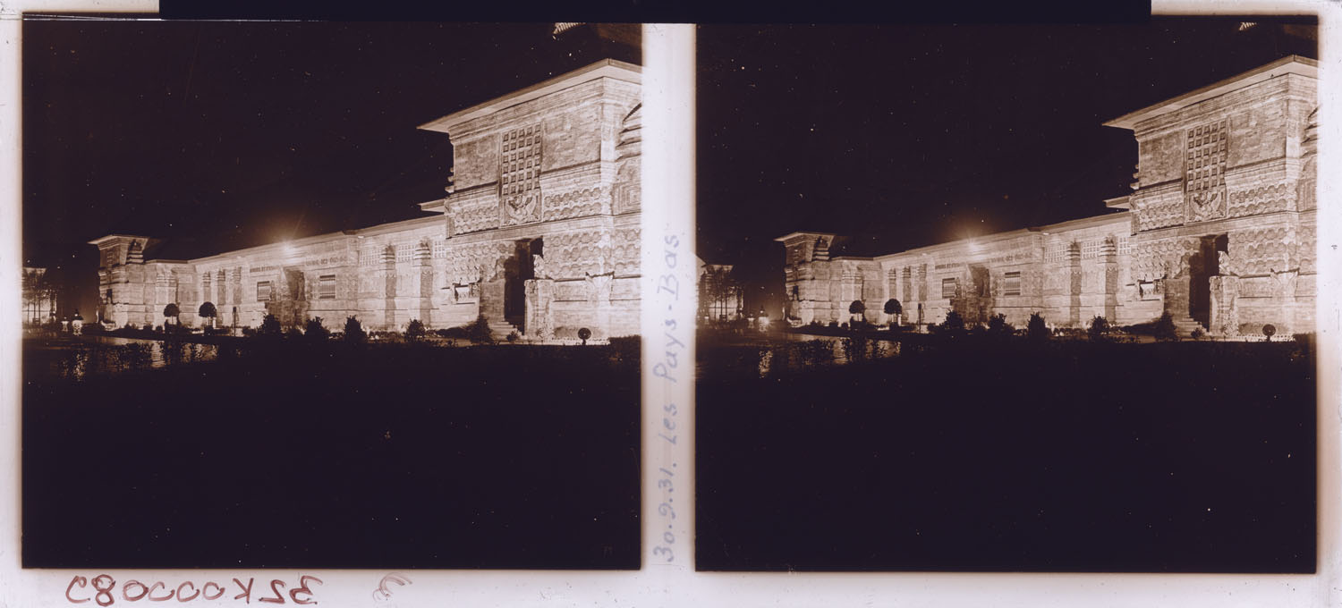 Illuminations nocturnes de la façade du pavillon des Pays-Bas