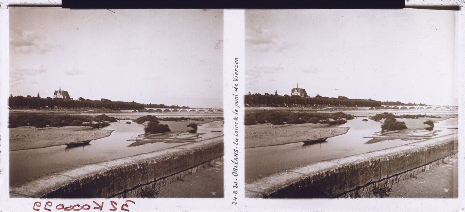 Panorama sur la Loire pris depuis le quai des Augustins, offrant une vue sur l’église Saint-Aignan et le pont de Vierzon