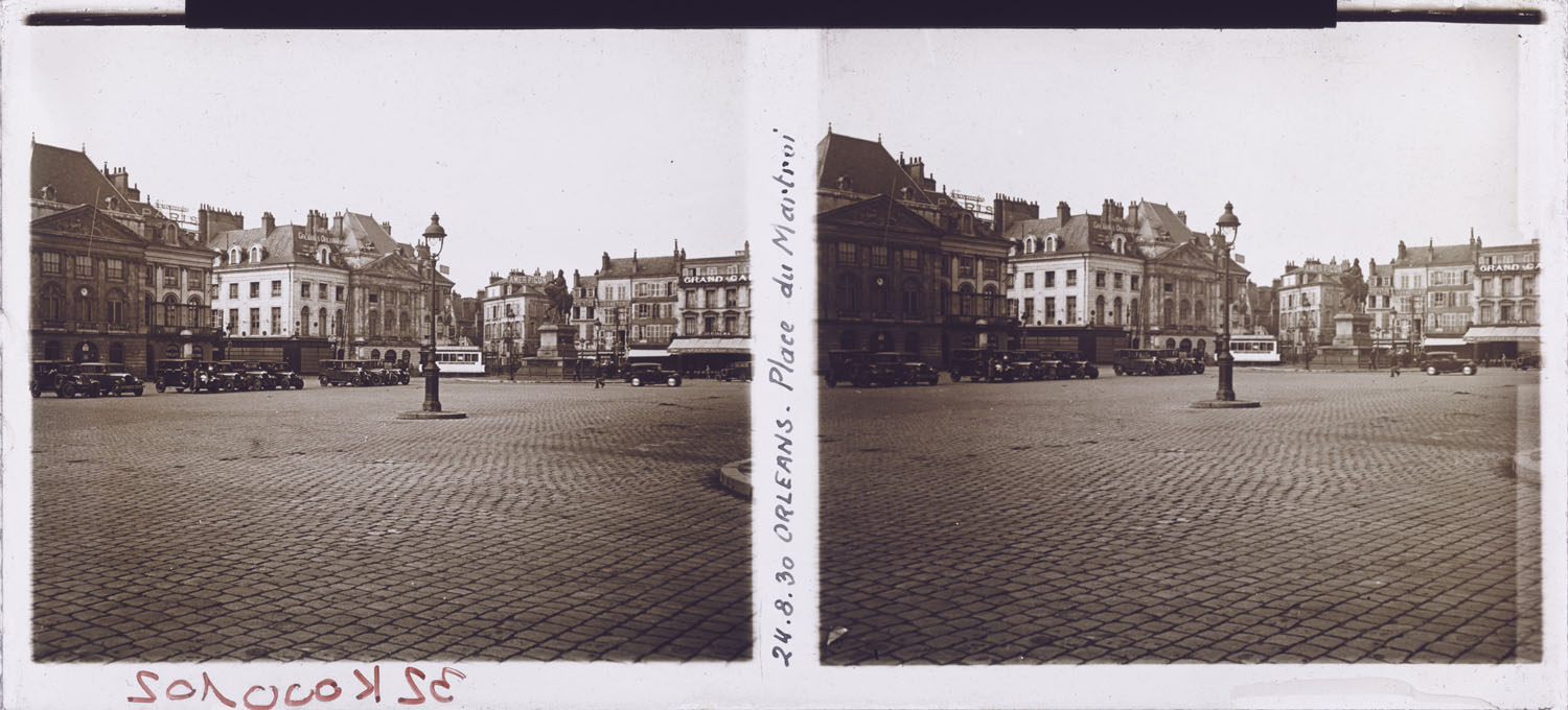 Place du Martroi prise depuis l’angle de la rue de la République