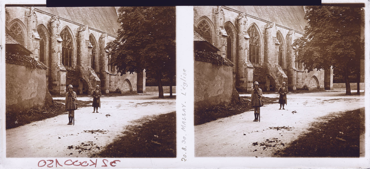 Une femme et une jeune fille posent devant Saint-Paxent