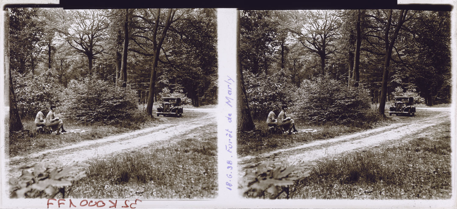 Forêt de Marly [Deux femmes assises près d’un sentier forestier, une voiture garée plus loin]