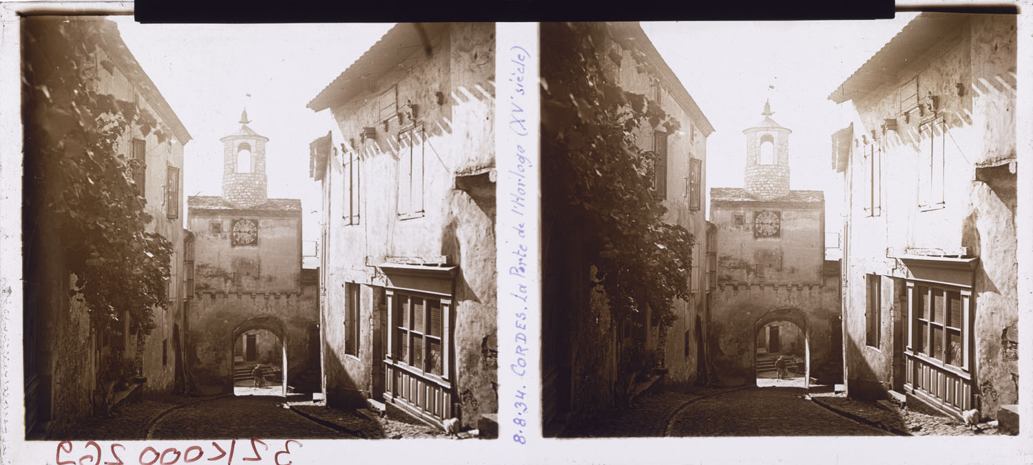 La Grand-Rue descendant vers la porte de l’Horloge