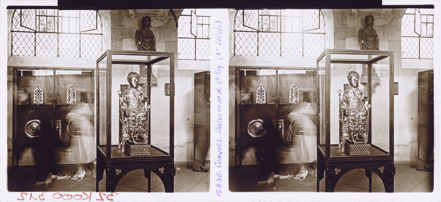 Statue reliquaire en or de sainte Foy dans sa vitrine de présentation