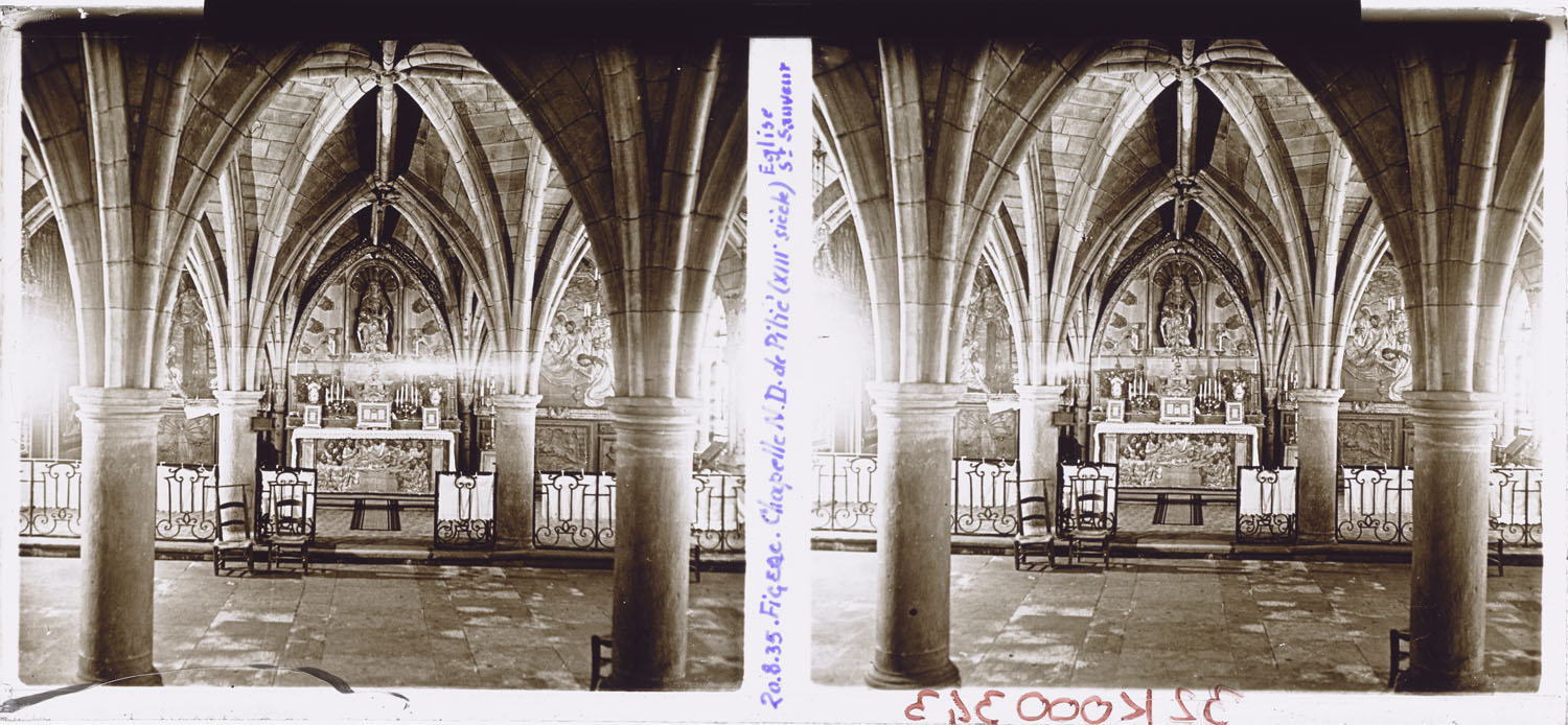 Intérieur de la chapelle avec la colonnade de l’ancienne salle capitulaire