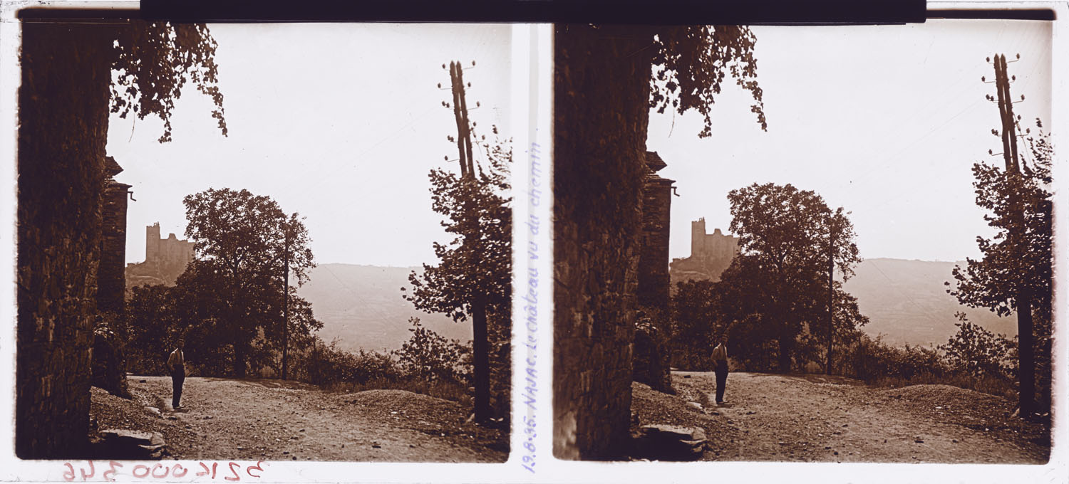 Chemin dans le village, les ruines du château en arrière-plan