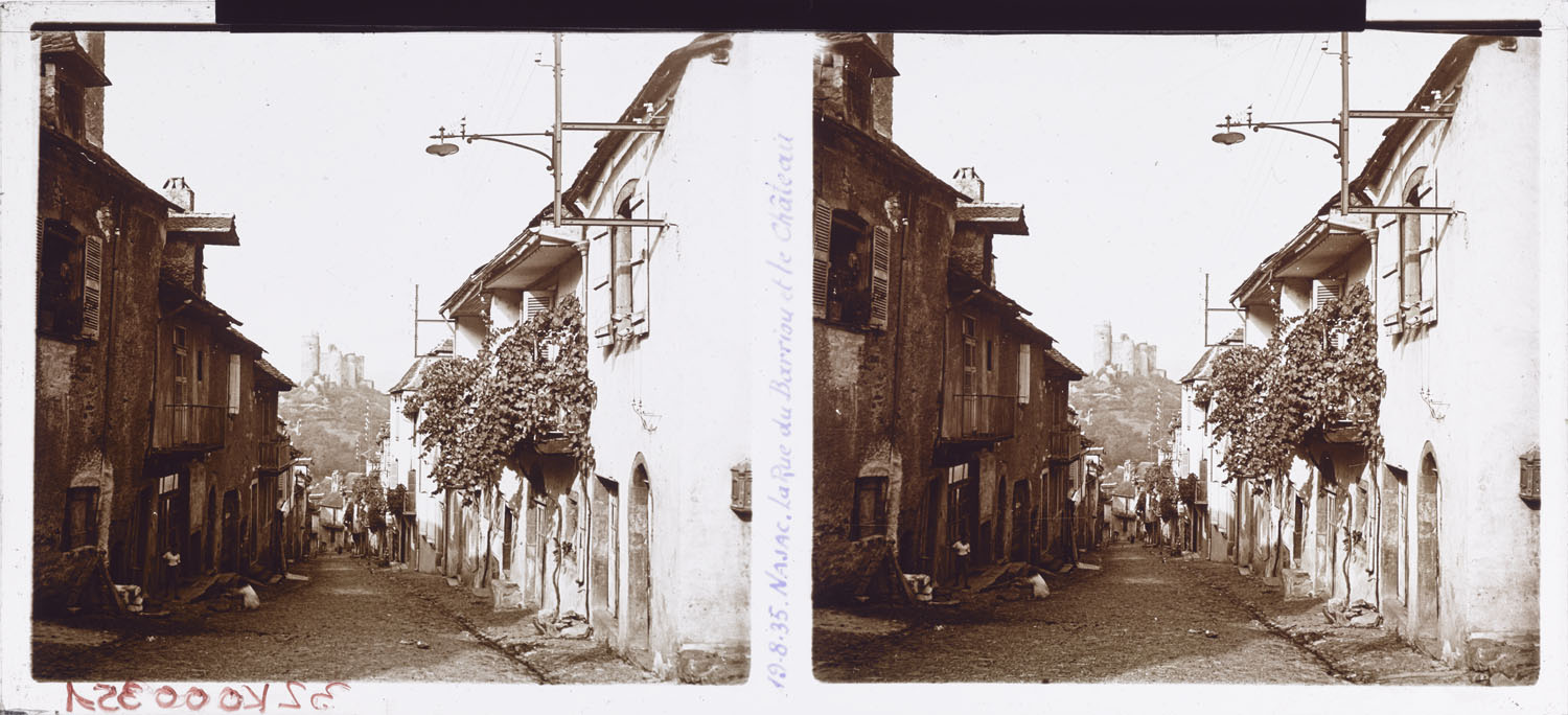 Perspective sur les ruines de la forteresse prise depuis la rue du Barriou