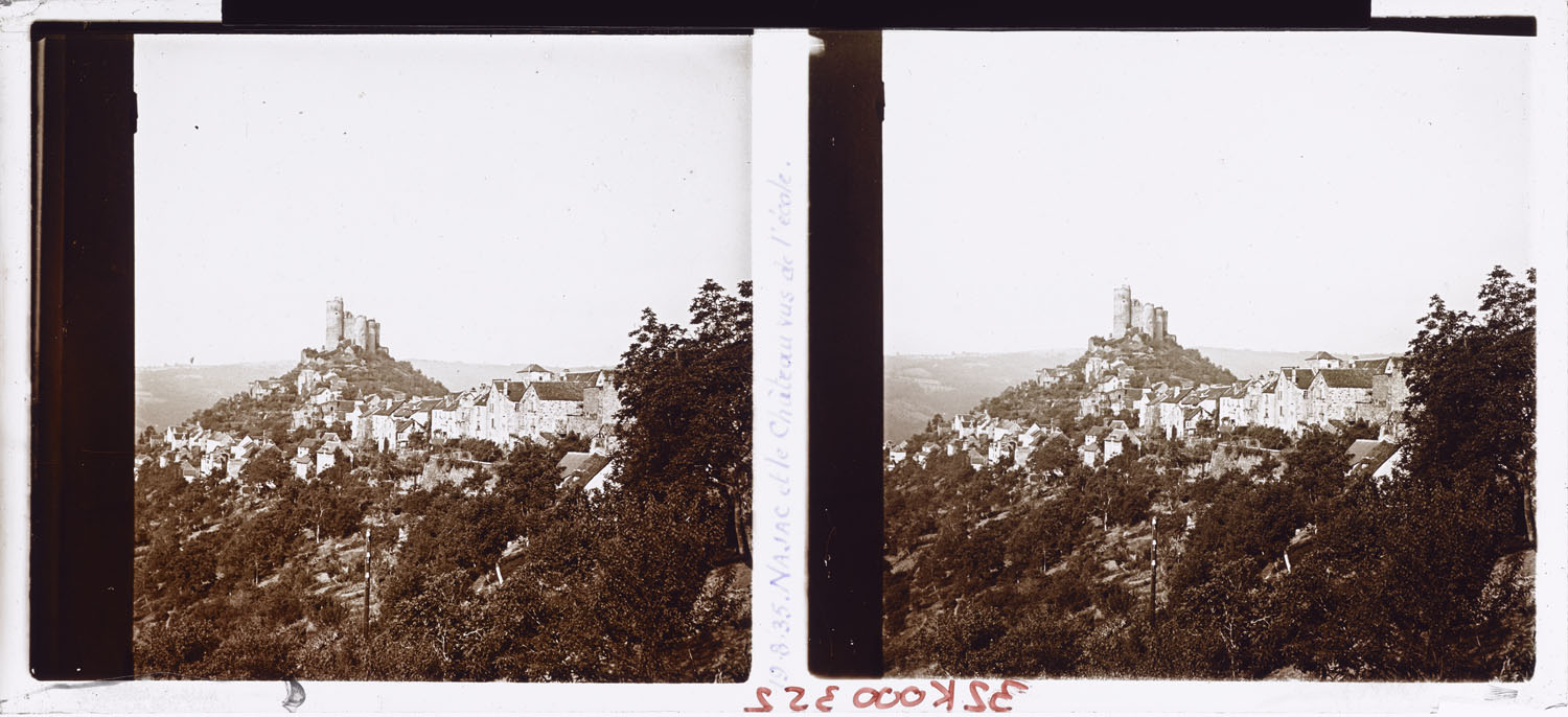 Panorama sur le village et les ruines du château