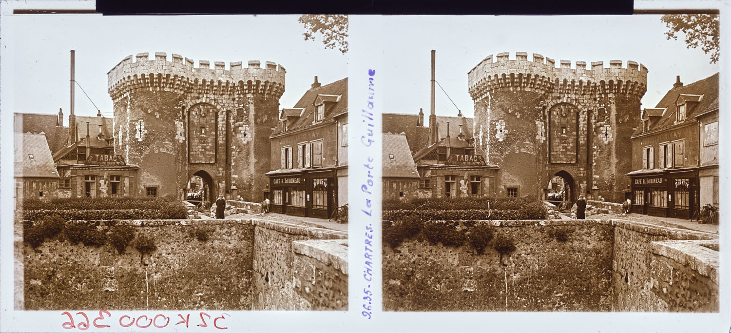 Porte Guillaume prise depuis le pont enjambant l’Eure