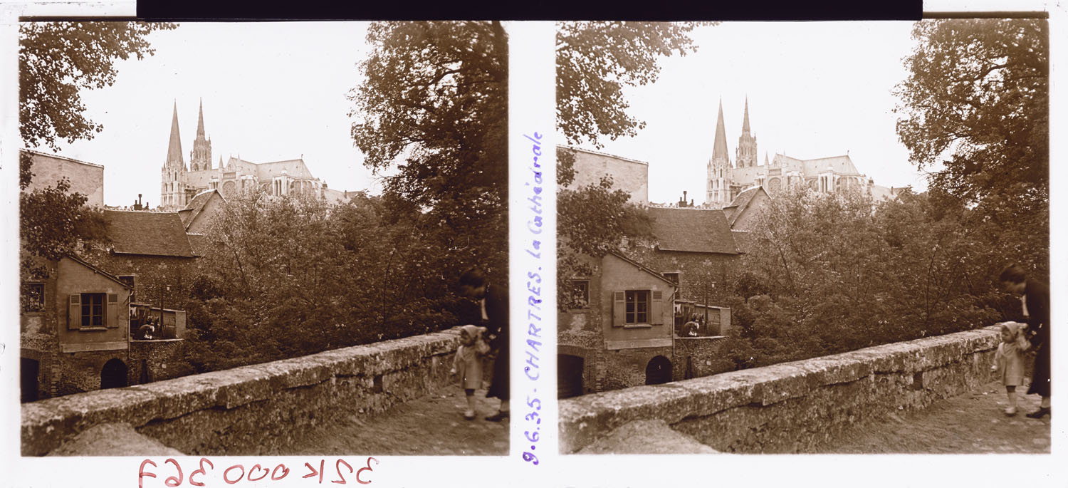 Femme et enfant se promenant rue de la Tannerie, la façade sud-est de la cathédrale en arrière-plan