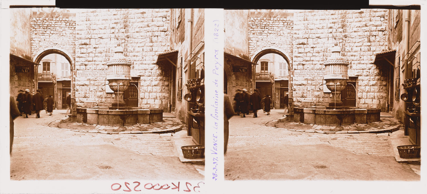 Place avec fontaine publique et promeneurs