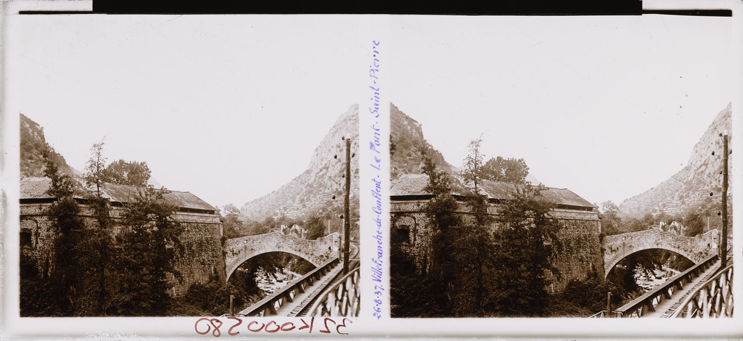 Le pont Saint-Pierre et le rempart pris de la voie de chemin de fer