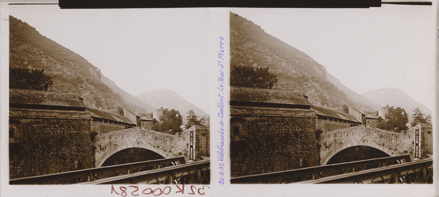 Le pont Saint-Pierre et le rempart pris de la voie de chemin de fer