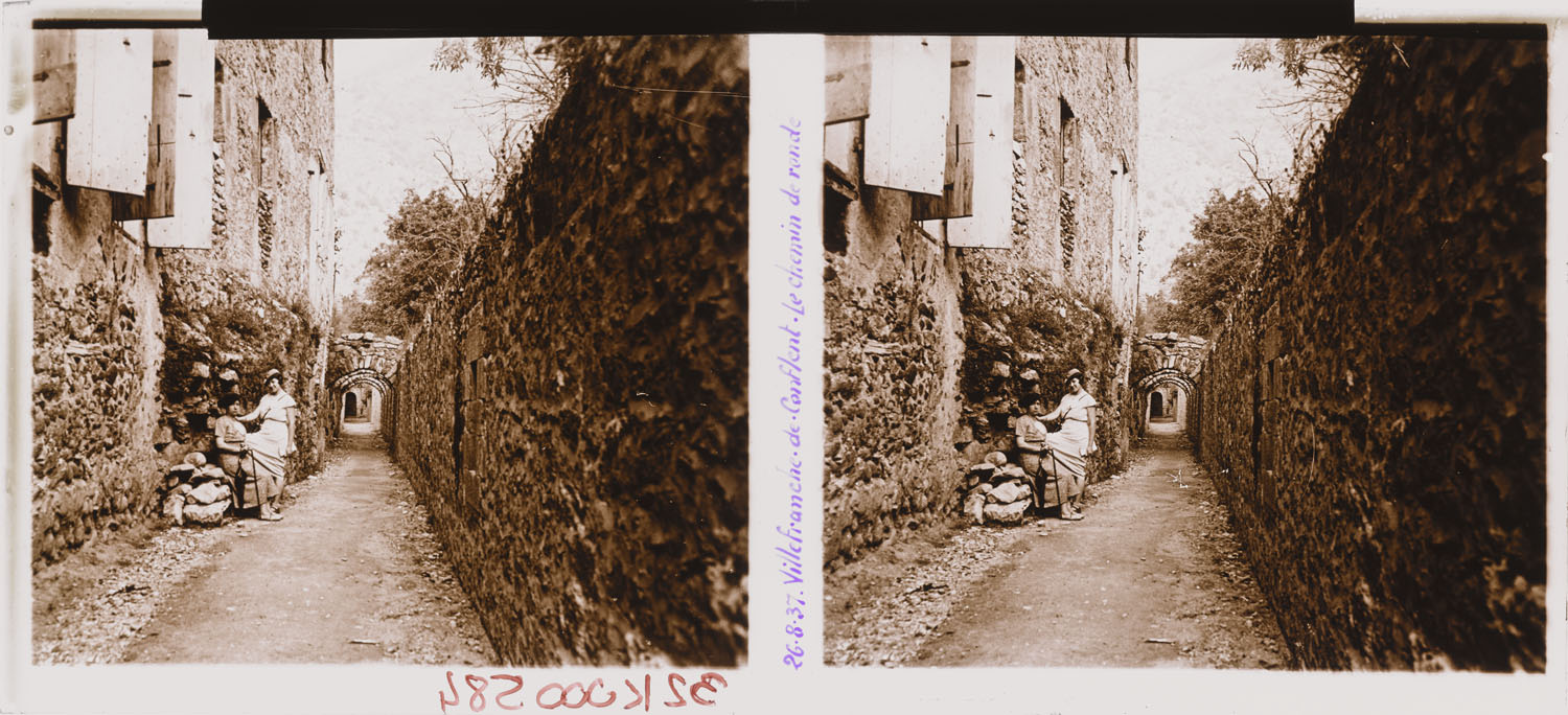 L’épouse et la fille du photographe posant sur le chemin de ronde