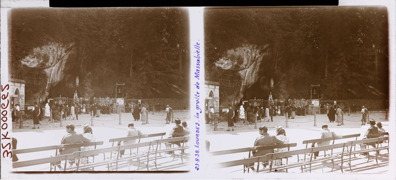 Grotte des apparitions avec fidèles venant se recueillir