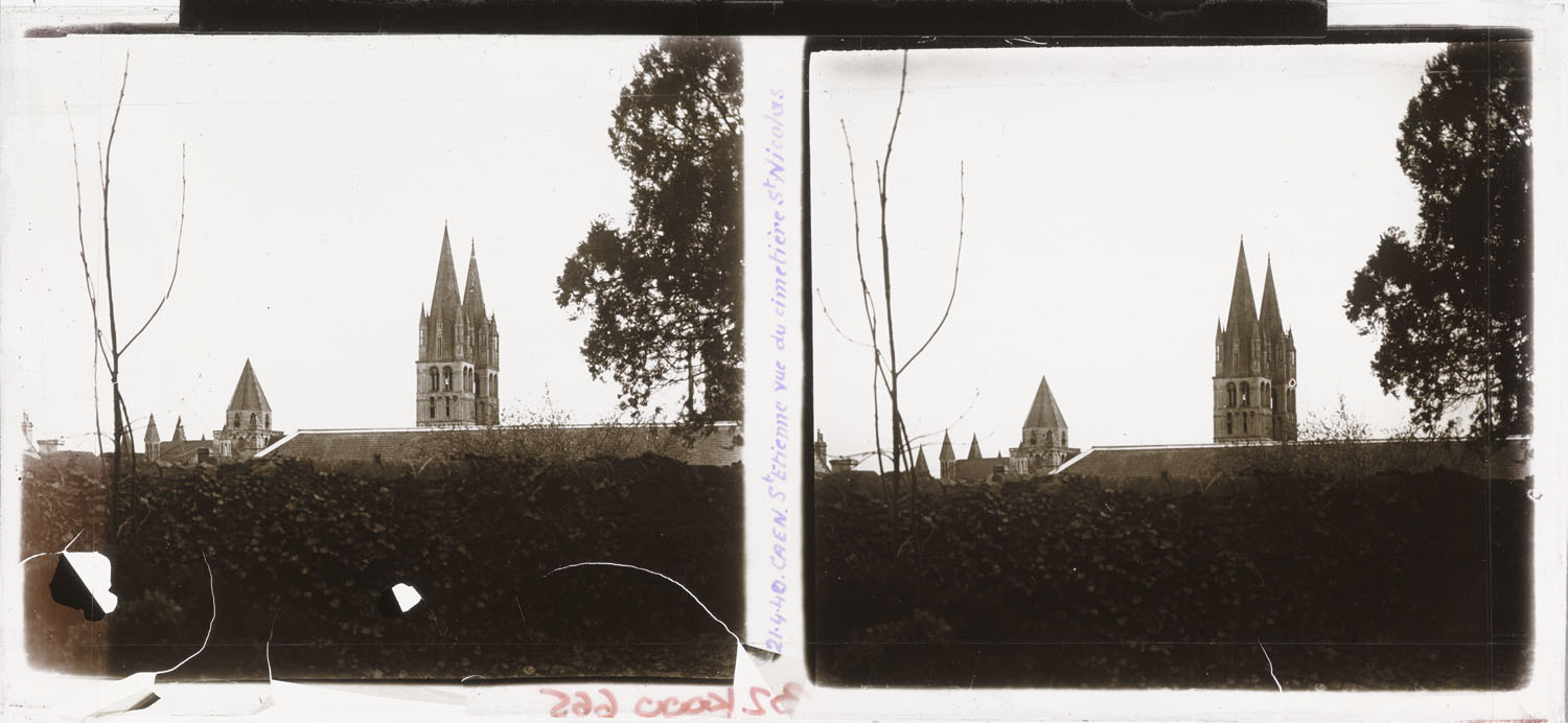 Tours de l’ancienne église et de l’ancienne abbaye, prises par-dessus l’enceinte du cimetière Saint-Nicolas